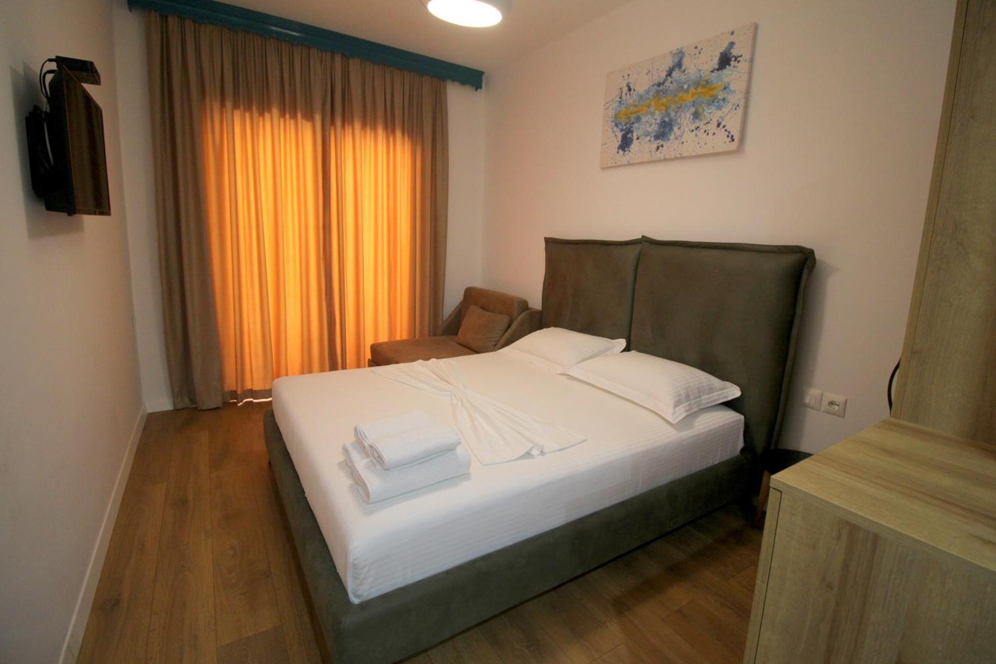 Ortus Hotel Sarandë Exterior foto