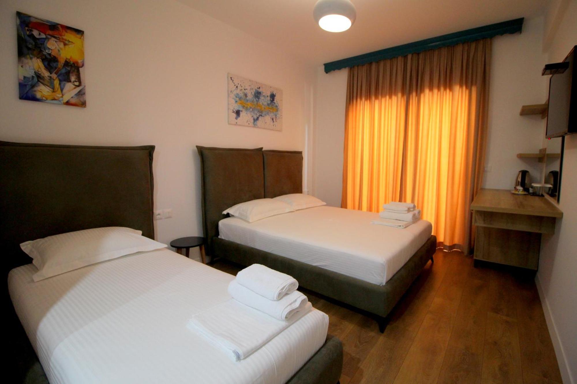 Ortus Hotel Sarandë Exterior foto