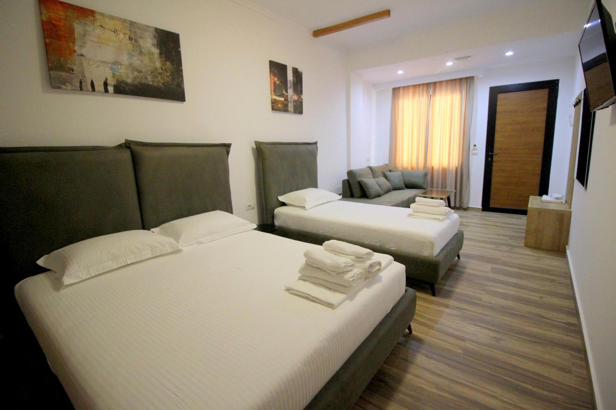Ortus Hotel Sarandë Exterior foto