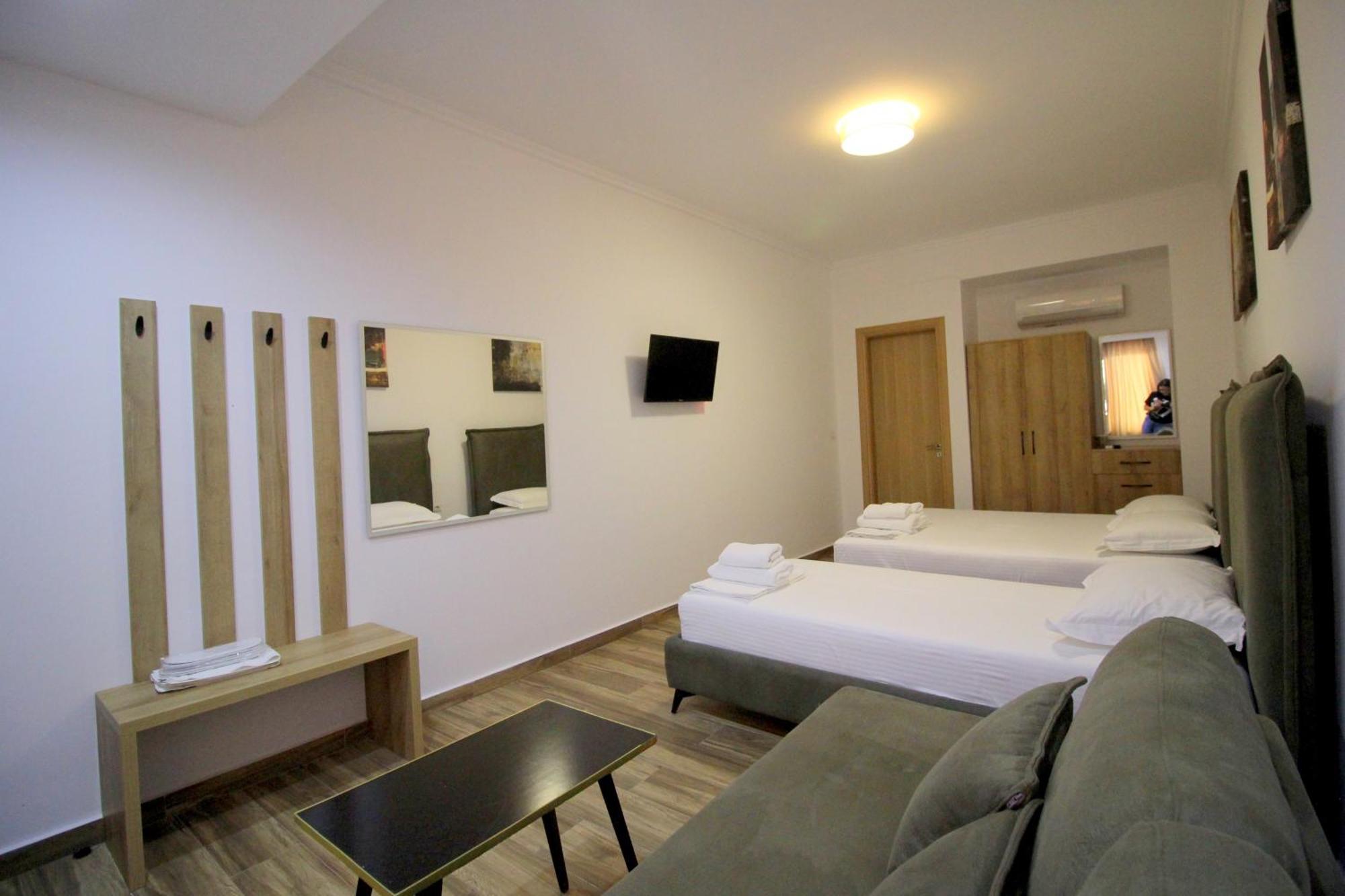 Ortus Hotel Sarandë Exterior foto