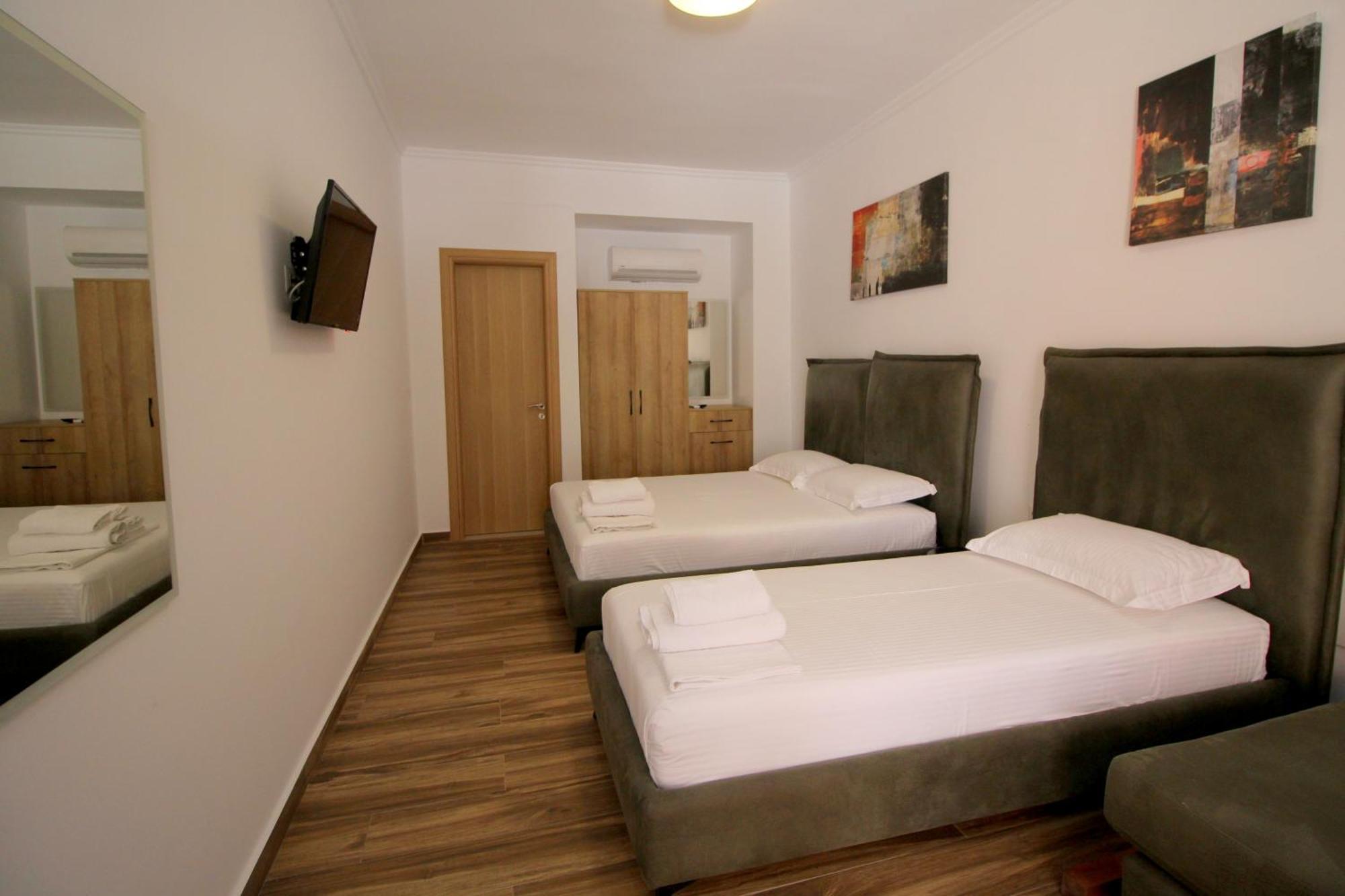 Ortus Hotel Sarandë Exterior foto